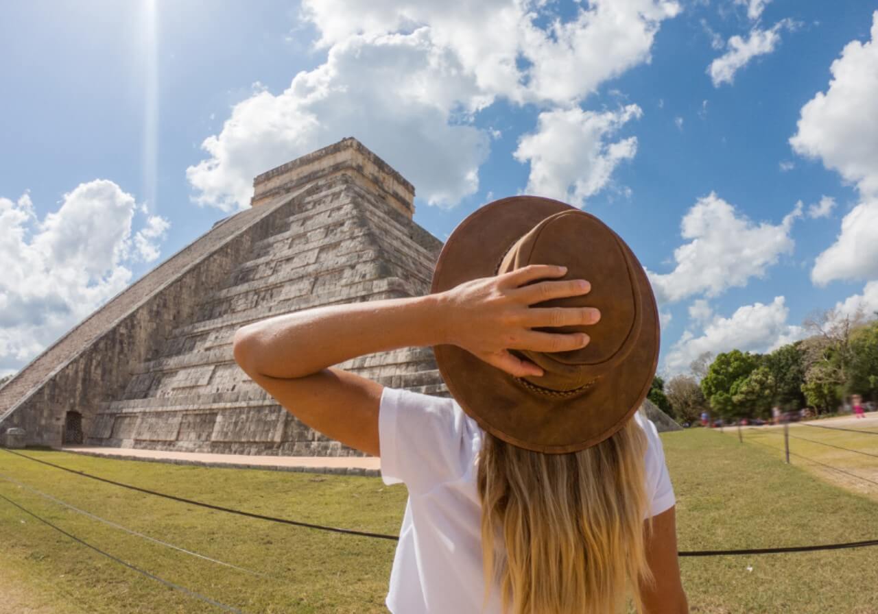 Chichén Itzá Mujer visitando ruinas
