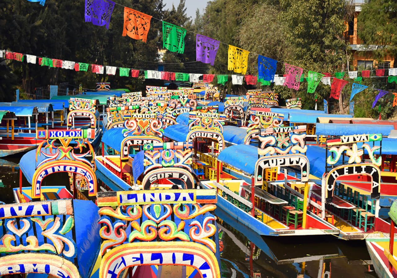 Coloridas trajineras en Xochimilco